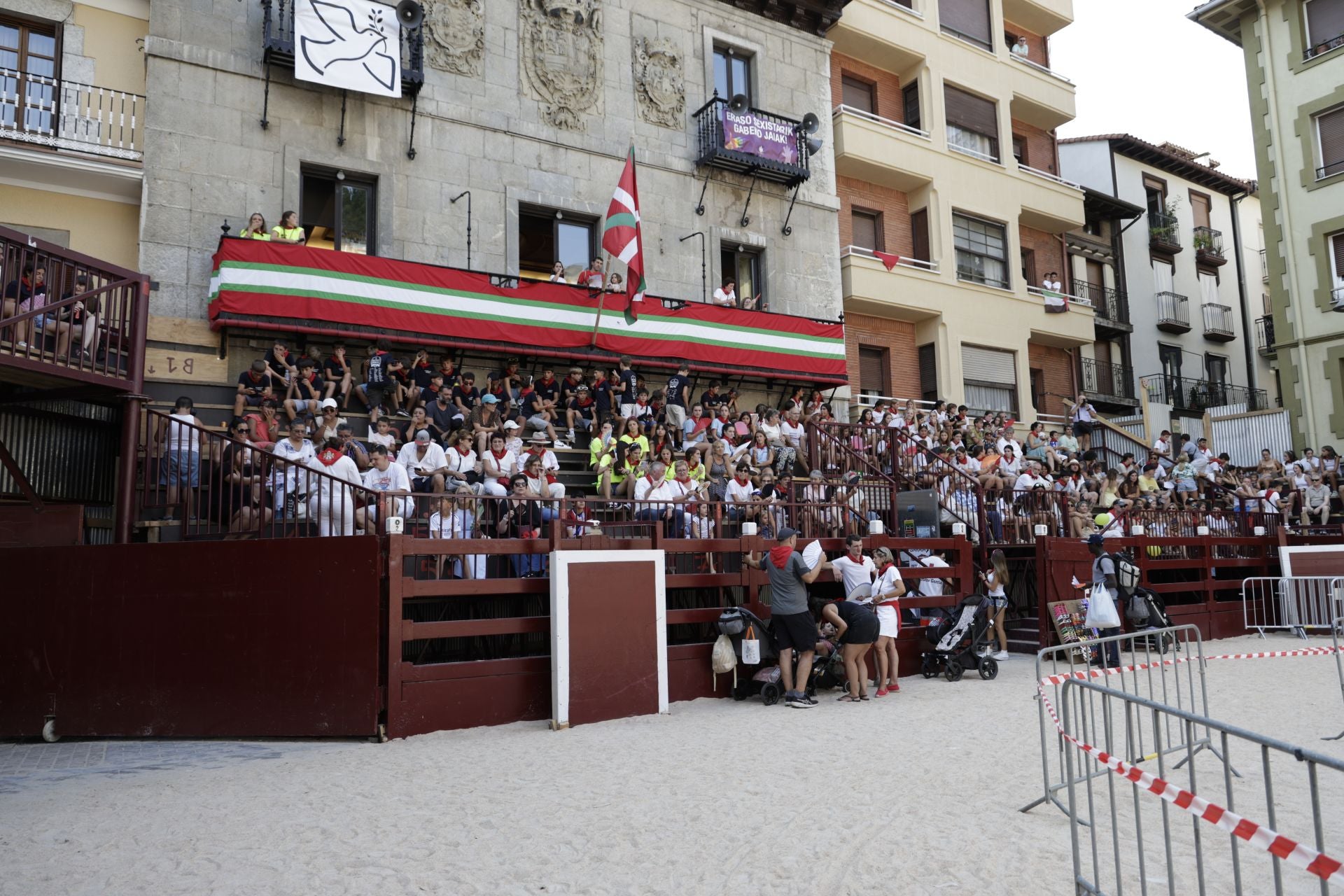 Kalejira de txikis en las fiestas de San Roke
