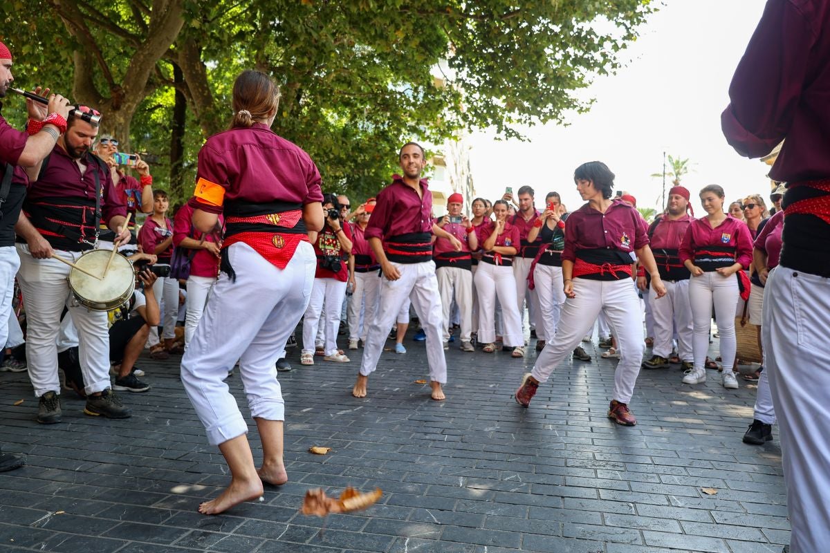 Euskal Herriko Castellers taldea y Castellers de Lleida tocan el cielo en Donostia