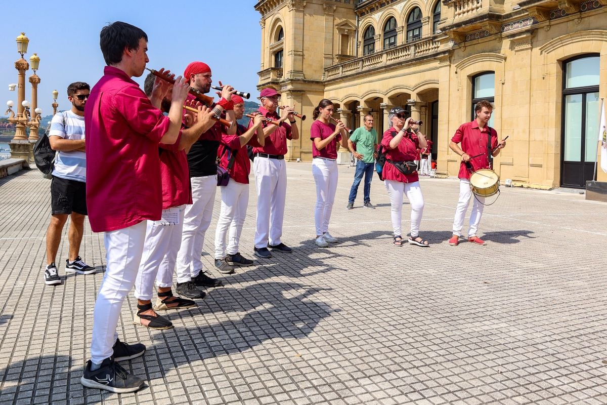 Euskal Herriko Castellers taldea y Castellers de Lleida tocan el cielo en Donostia