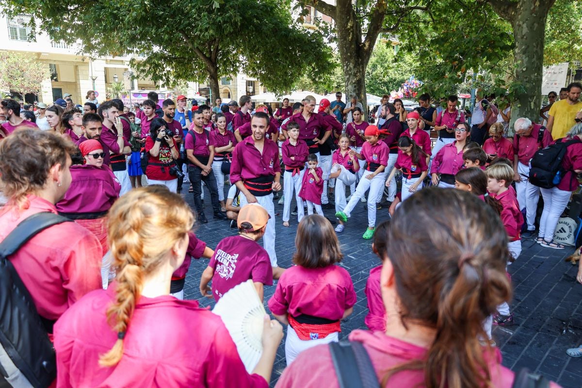 Euskal Herriko Castellers taldea y Castellers de Lleida tocan el cielo en Donostia