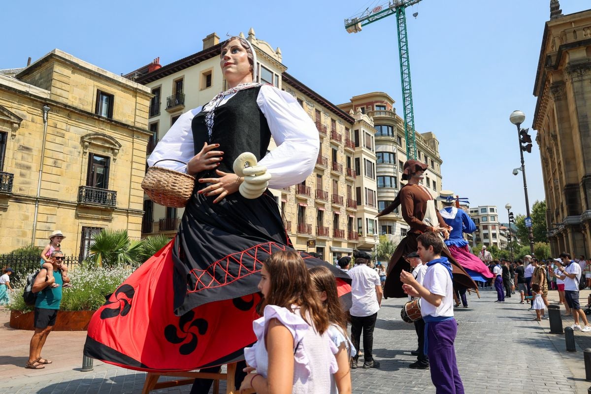Euskal Herriko Castellers taldea y Castellers de Lleida tocan el cielo en Donostia