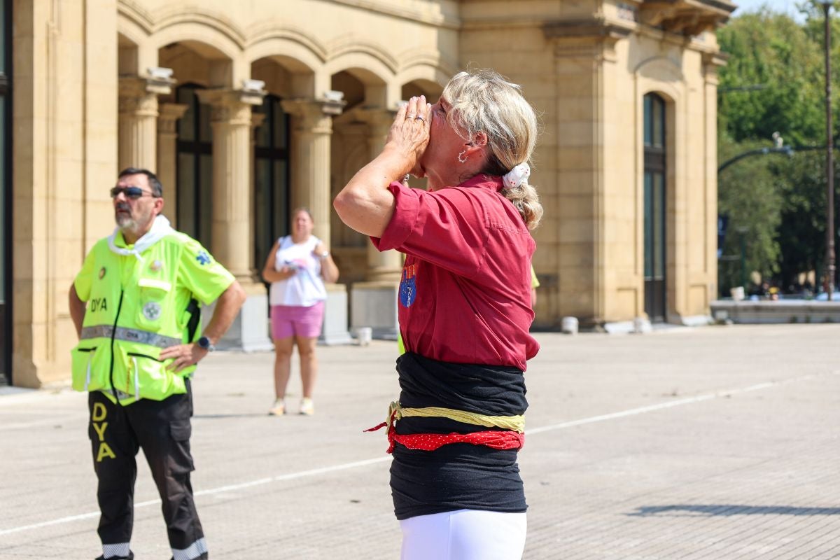 Euskal Herriko Castellers taldea y Castellers de Lleida tocan el cielo en Donostia