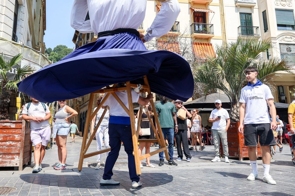 Euskal Herriko Castellers taldea y Castellers de Lleida tocan el cielo en Donostia