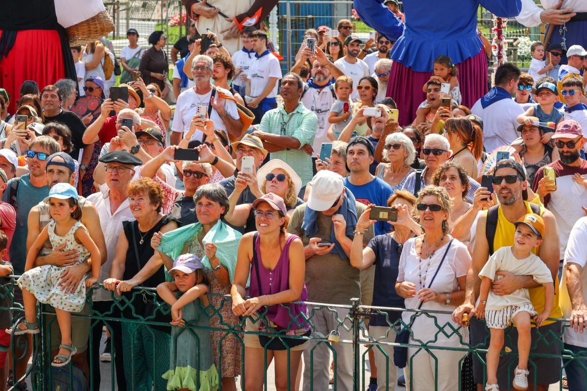 Euskal Herriko Castellers taldea y Castellers de Lleida tocan el cielo en Donostia