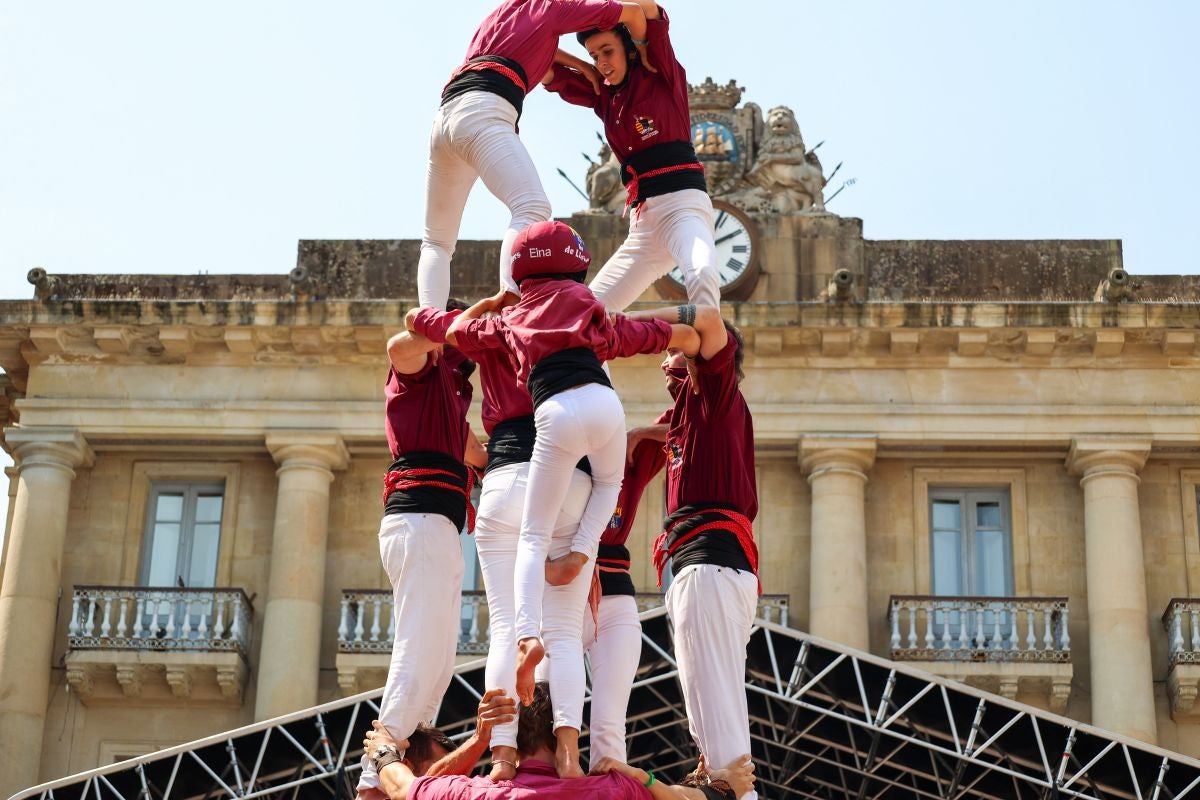 Euskal Herriko Castellers taldea y Castellers de Lleida tocan el cielo en Donostia