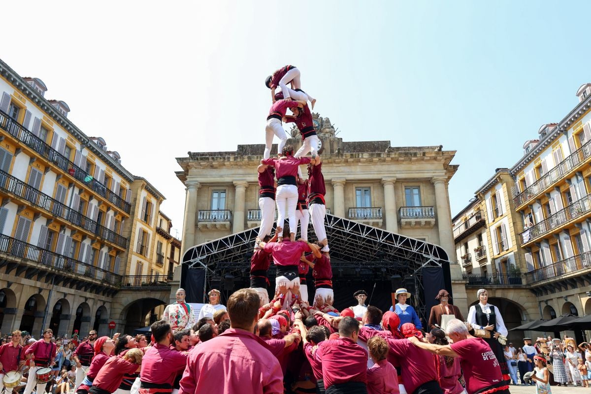 Euskal Herriko Castellers taldea y Castellers de Lleida tocan el cielo en Donostia