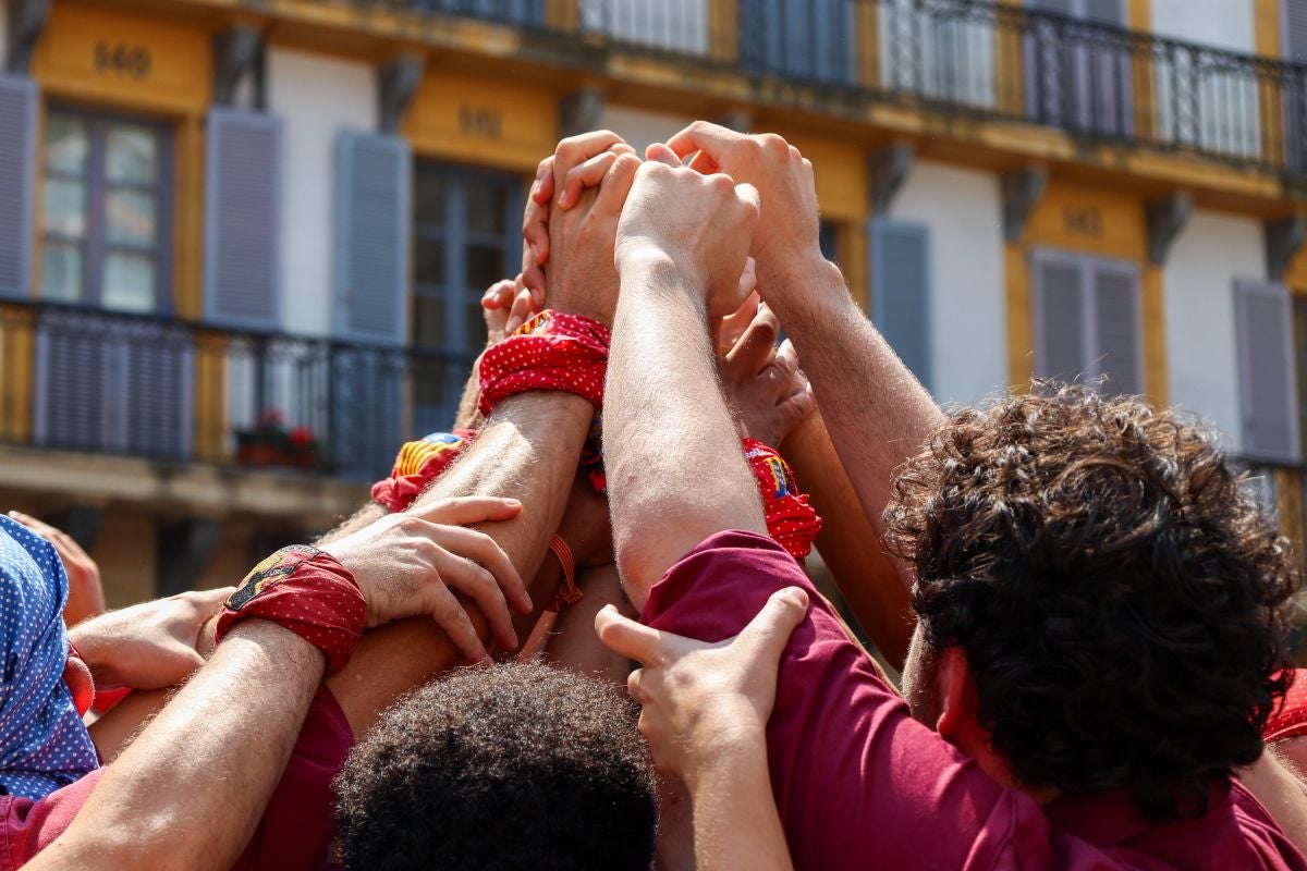Euskal Herriko Castellers taldea y Castellers de Lleida tocan el cielo en Donostia
