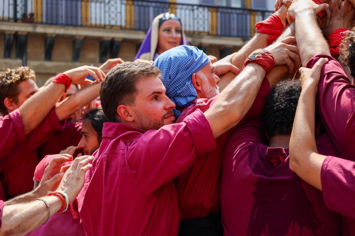 Euskal Herriko Castellers taldea y Castellers de Lleida tocan el cielo en Donostia