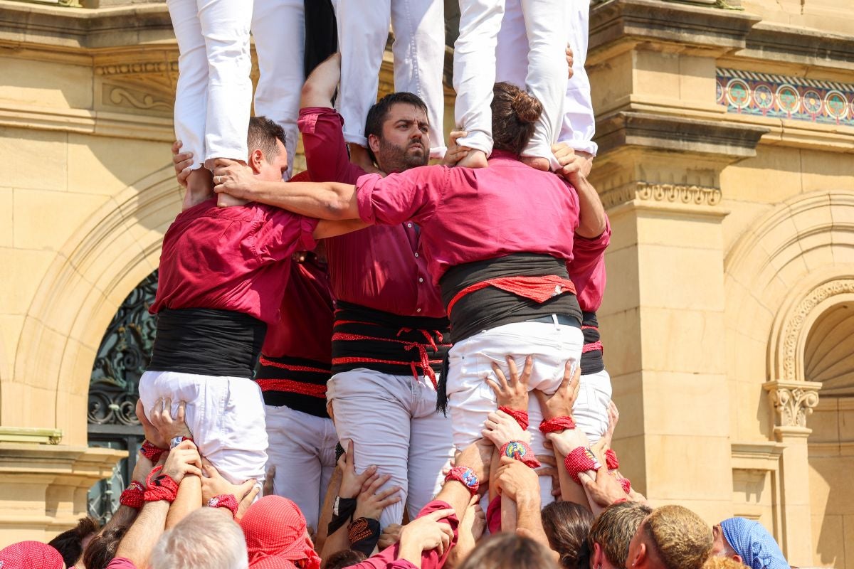 Euskal Herriko Castellers taldea y Castellers de Lleida tocan el cielo en Donostia