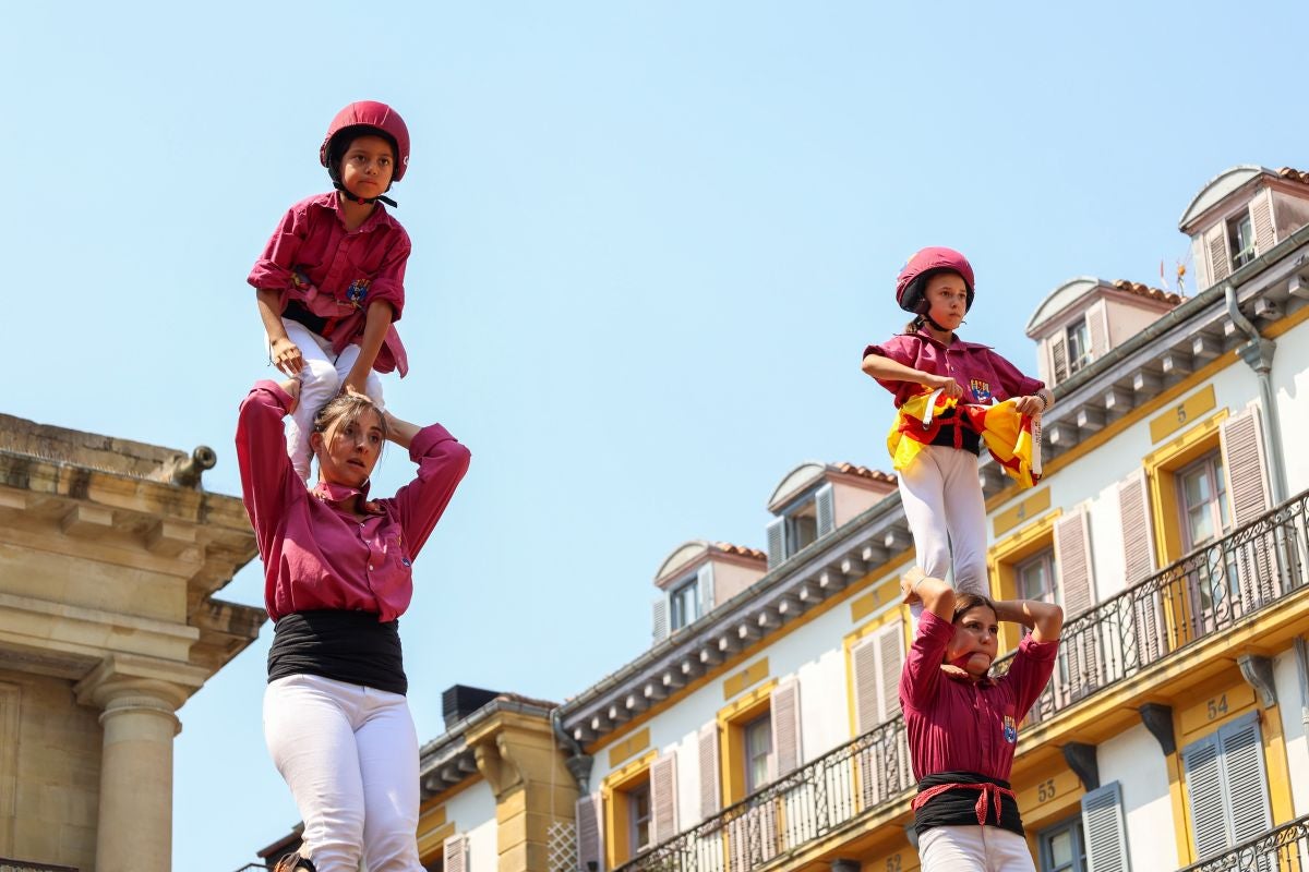 Euskal Herriko Castellers taldea y Castellers de Lleida tocan el cielo en Donostia