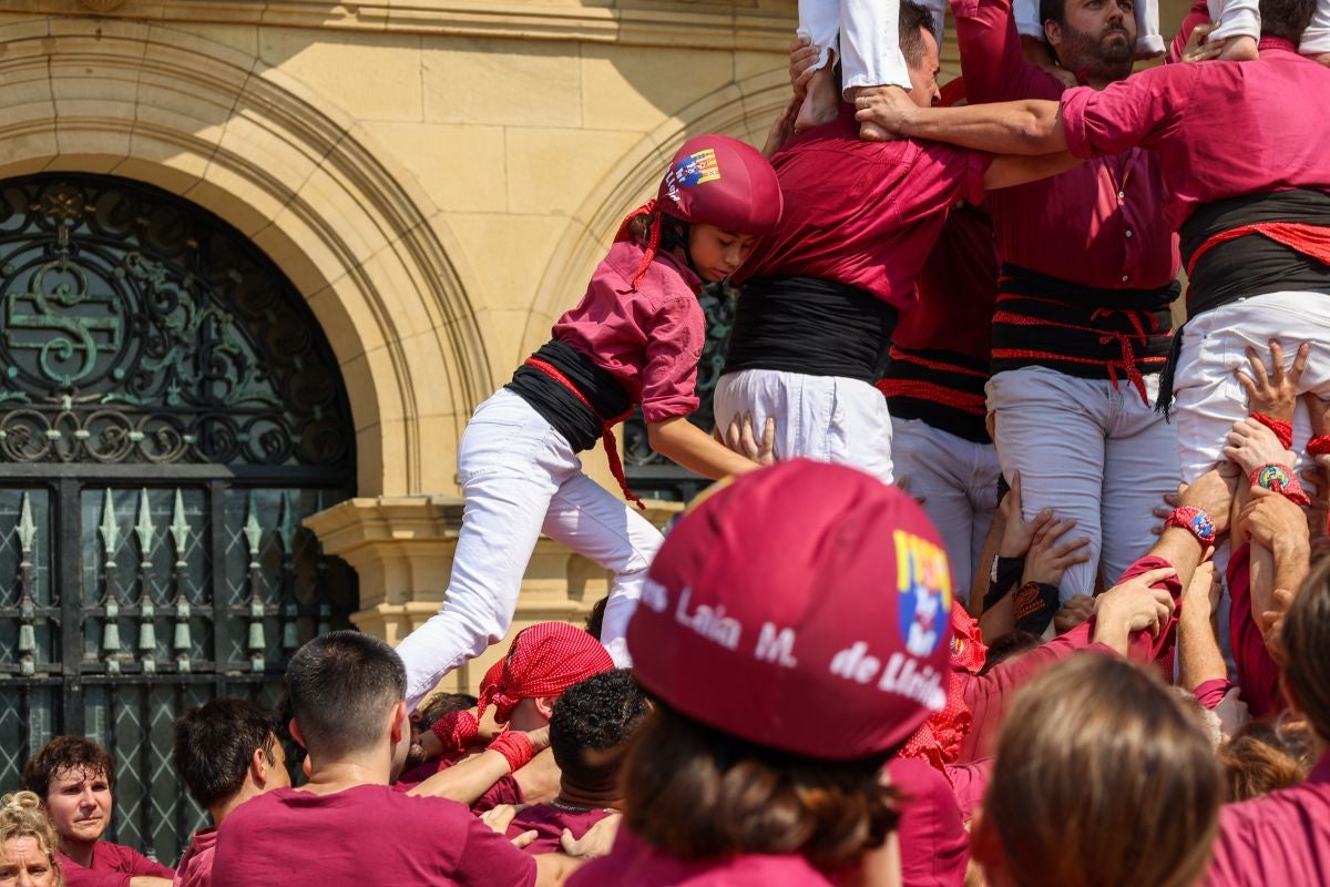 Euskal Herriko Castellers taldea y Castellers de Lleida tocan el cielo en Donostia