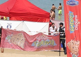 Los servicios sanitarios atienden a un participante de la Travesía del Paseo Nuevo en la playa de La Concha.