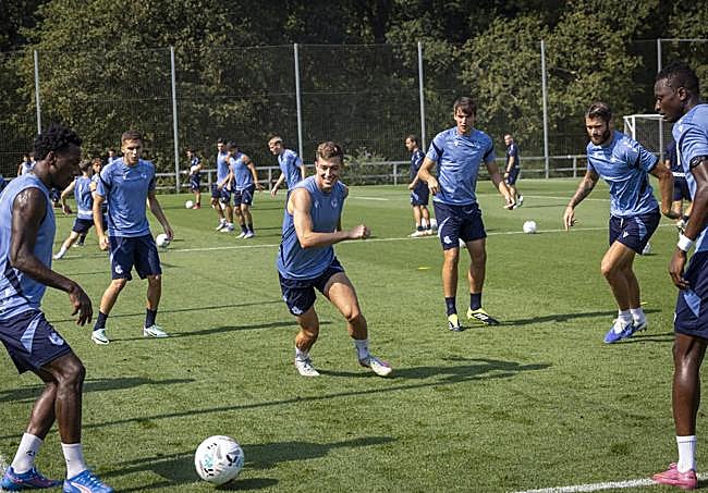 Rondo con Becker y Sadiq, dos de los descartados, en el entrenamiento de este viernes