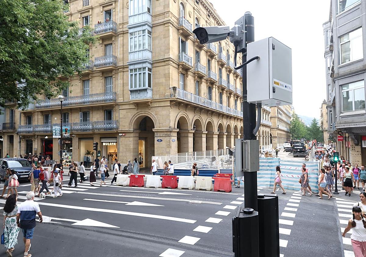 Imagen principal - Nueva cámara que vigila el giro de Urbieta a San Martín. Debajo, poste con cámaras de control de tráfico y de accesos a la ZBE. 