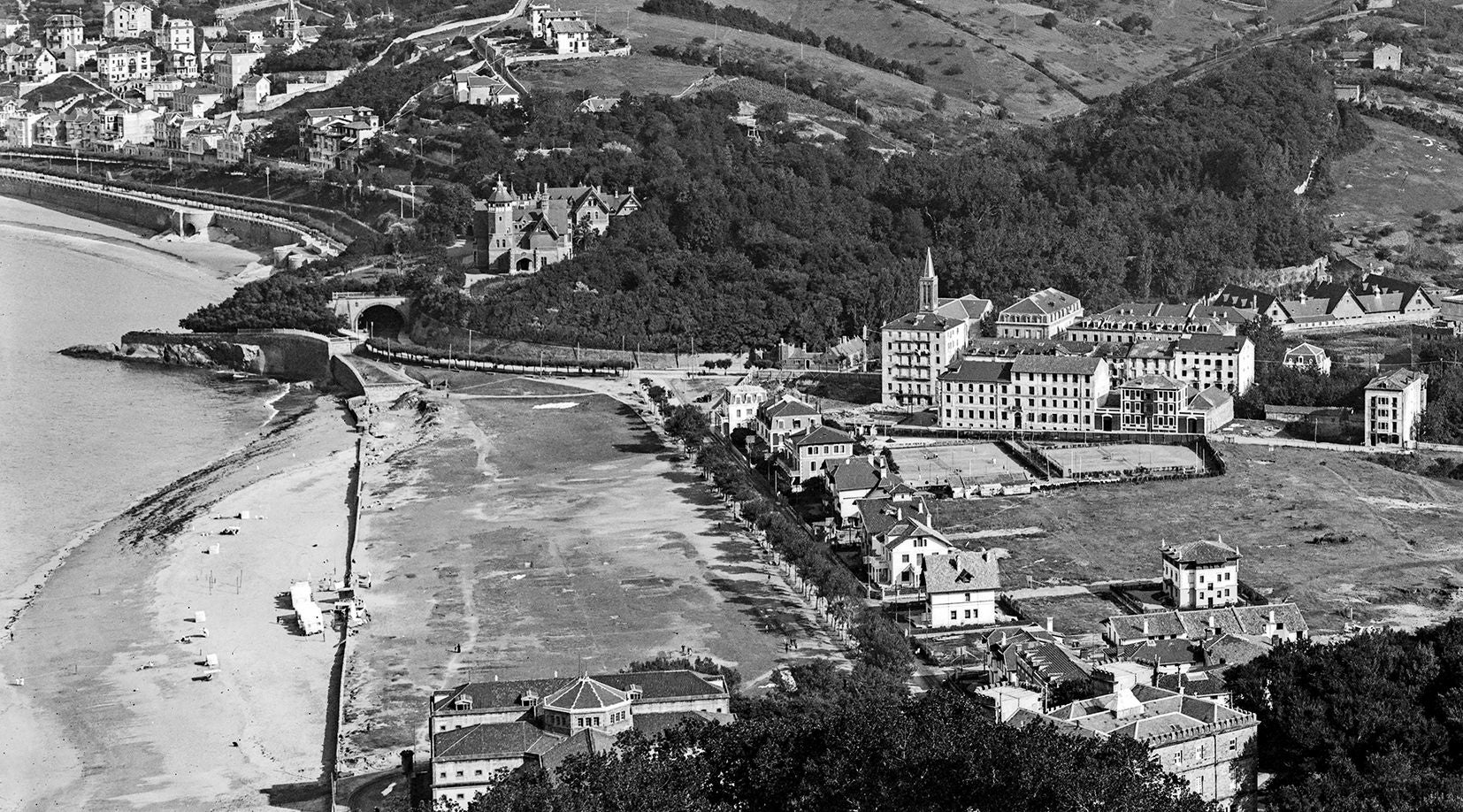 Imagen secundaria 1 - Ondarreta cumple 100 años, de campo de maniobras a joya de San Sebastián