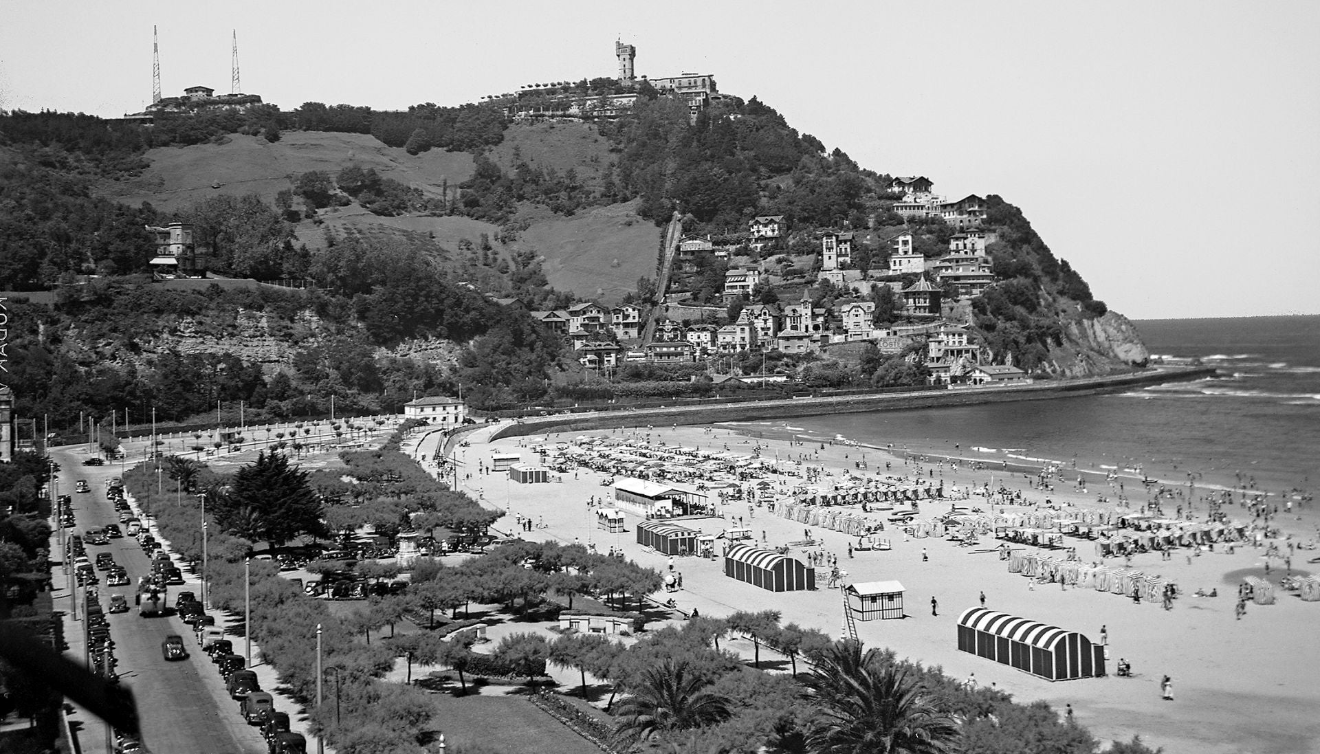 Imagen principal - Ondarreta cumple 100 años, de campo de maniobras a joya de San Sebastián