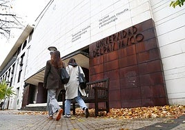 Dos alumnas pasean junto a la facultad de Psicología de la EHU en Donostia.