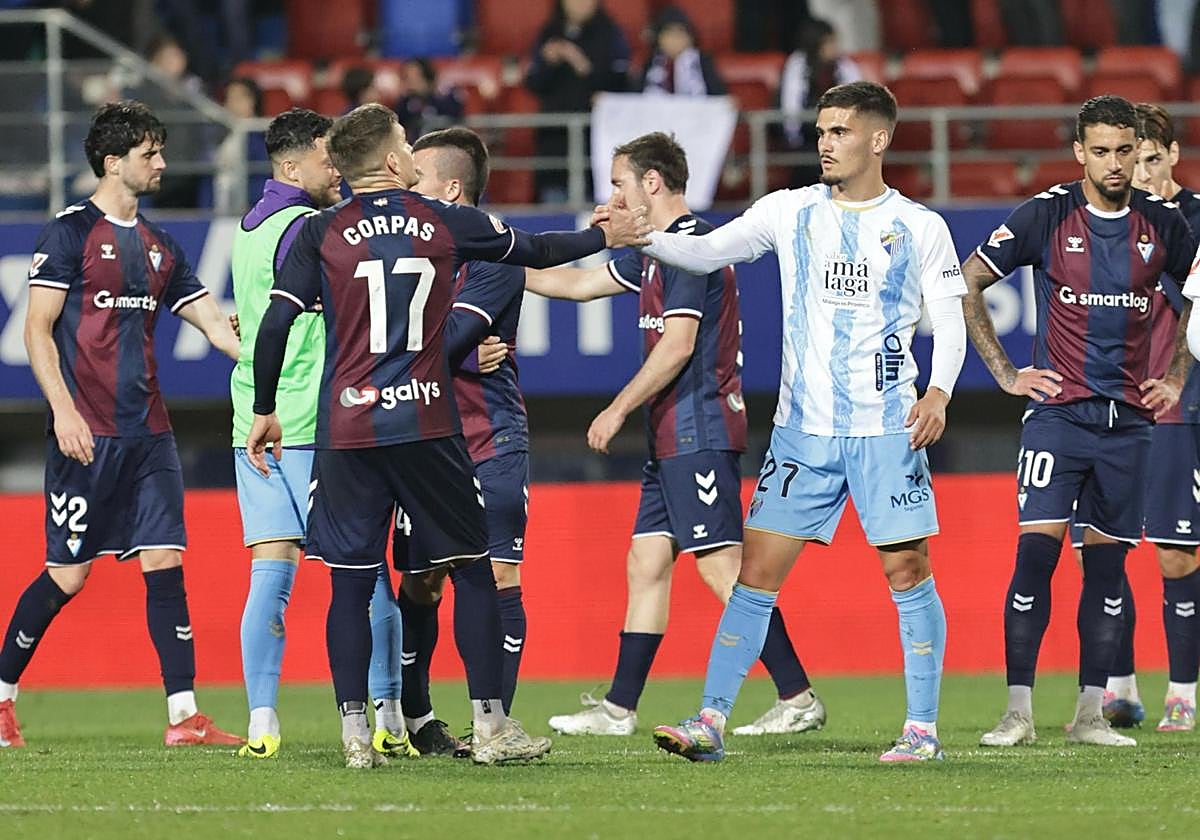 Los jugadores de Eibar y Málaga se saludan tras el reparto de puntos en Ipurua.