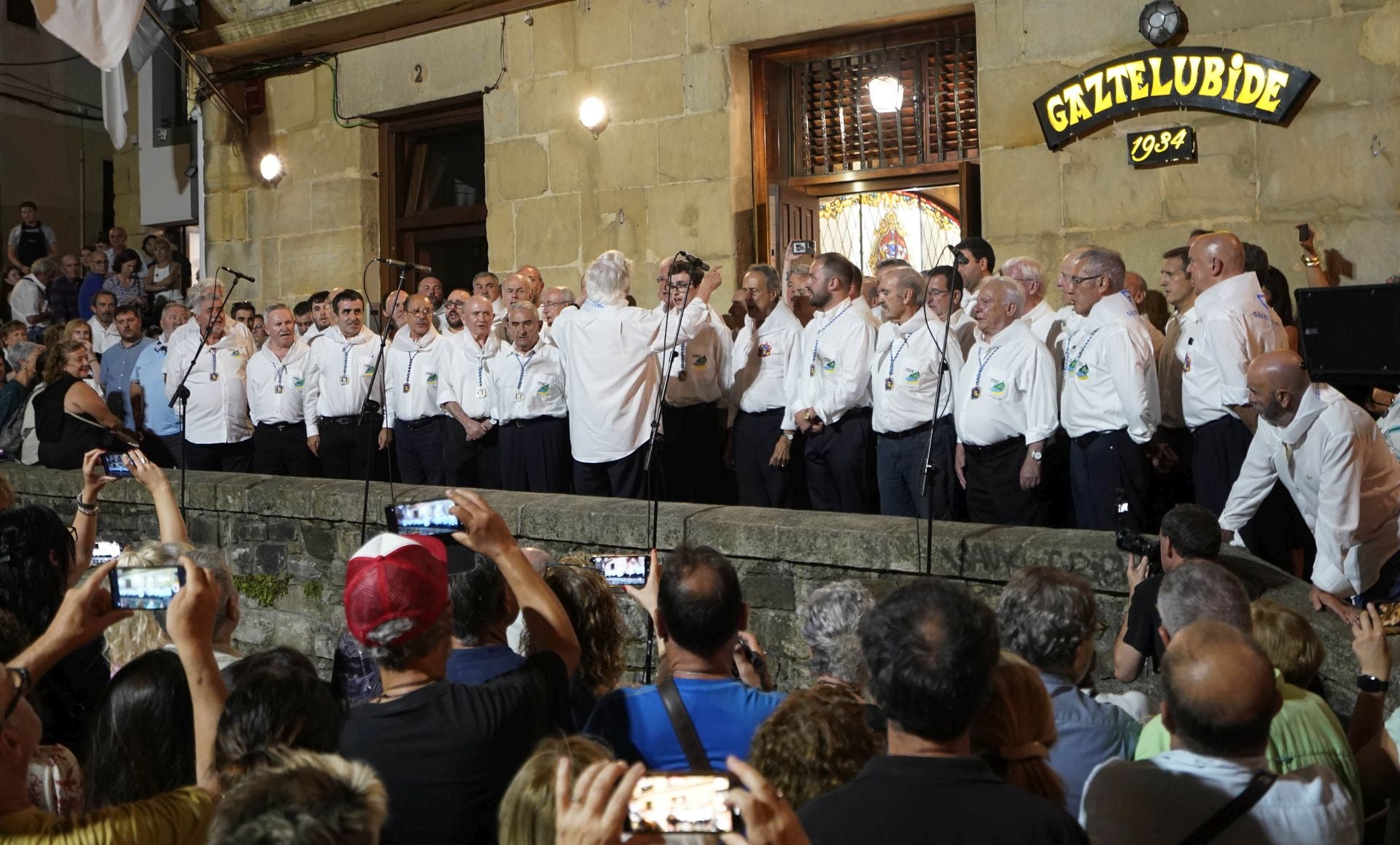 Multitudinario Festara