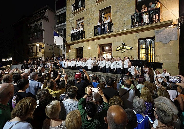 Un momento del Festara frente a la sociedad Gaztelubide.