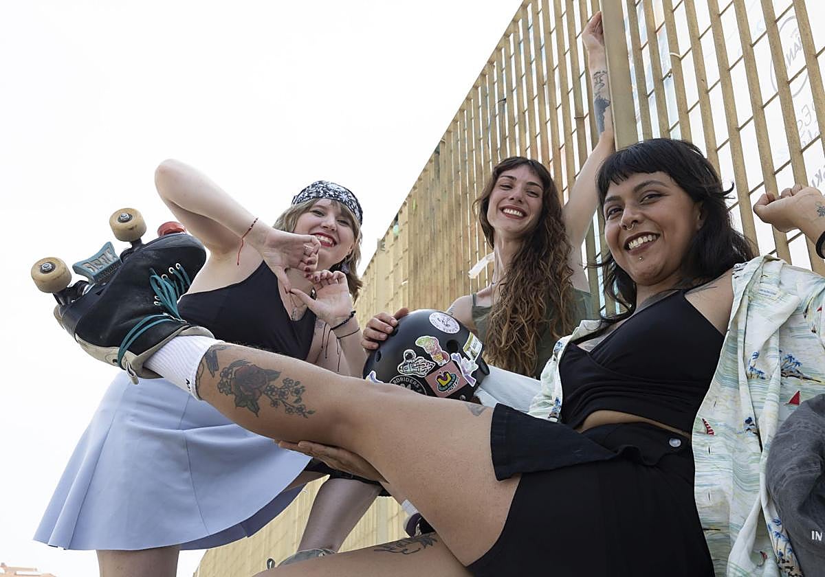 Tres chicas de Hegalak Roller Skate en Sagüés. Con patines, naturalmente. Entre Adriana y Maider, Mariana. Que es de Celaya, México.