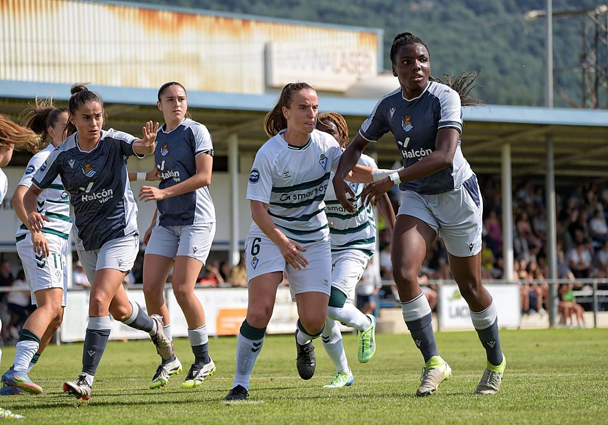 Edna Imade y Nahia Aparicio son defendidas por Laura Camino y Ane Etxezarreta a la salida de un córner.
