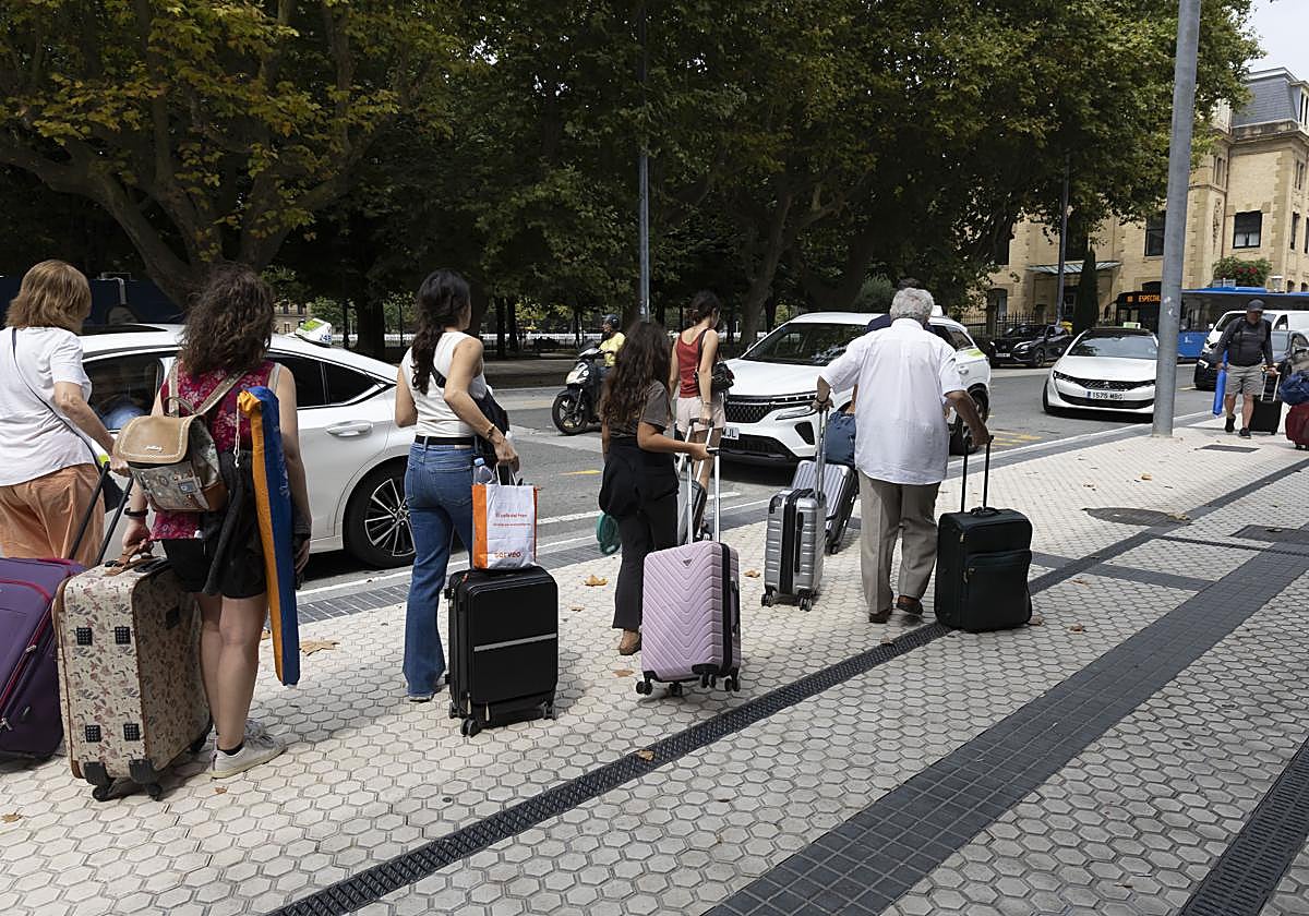 Varios taxis llegan a la parada de la estación del tren de San Sebastián, donde aguardan clientes.