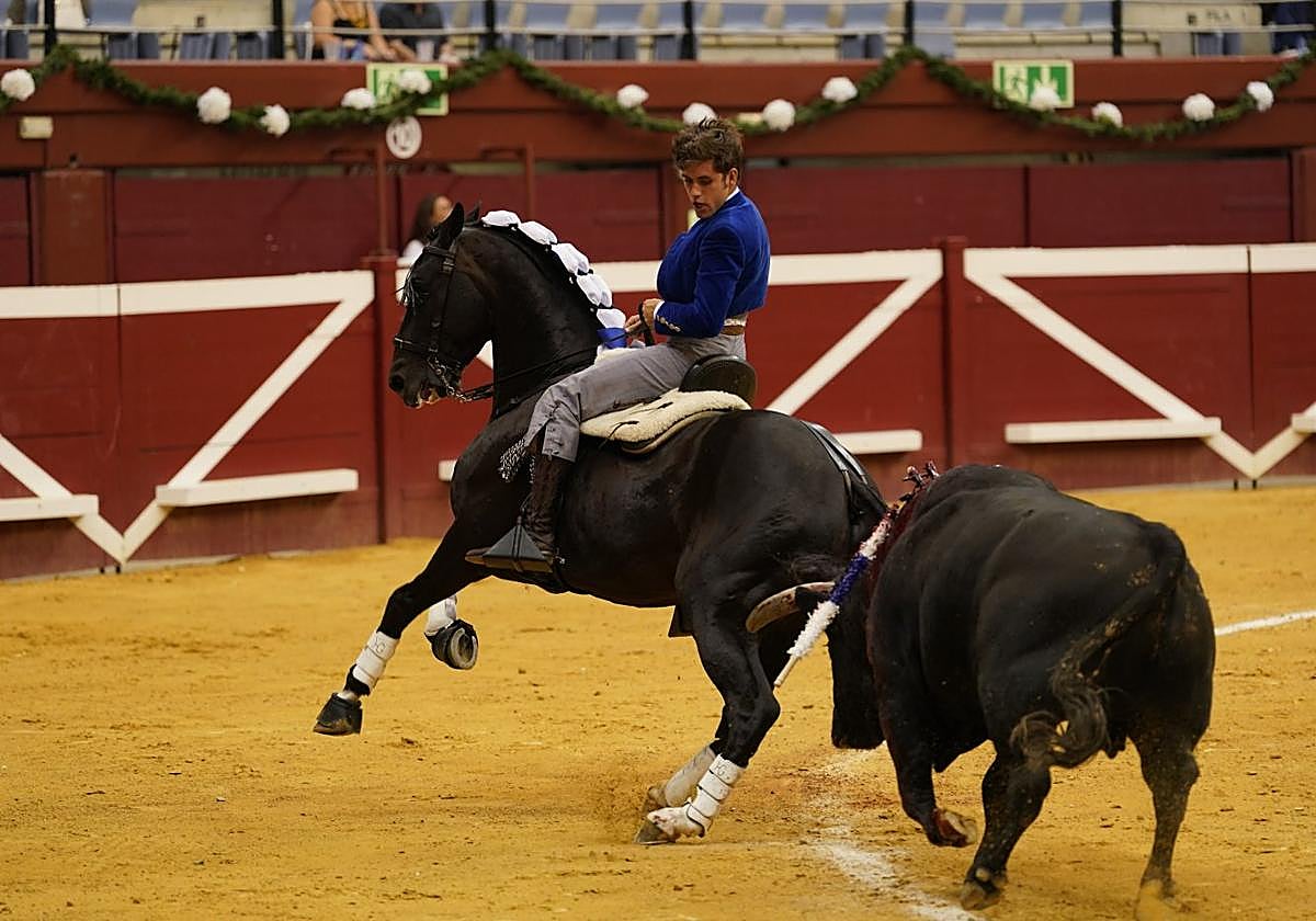 Y 'Nairobi' movió a 'Narciso'. Primer toro de Guillermo Hermoso de Mendoza. No se movía el bicho negro pero caballo y caballero le sacaron de su estupor.