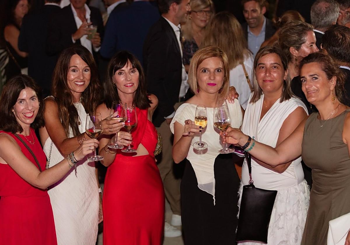 Un grupo de invitadas posa en los jardines del palacio Miramar durante la gala de verano de DV.