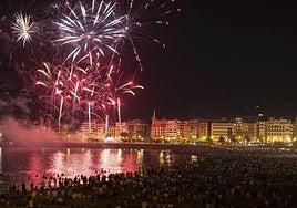 Espectáculo de 'Pirotecnia Valenciana' la noche del viernes 15 de agosto en el cielo de San Sebastián.