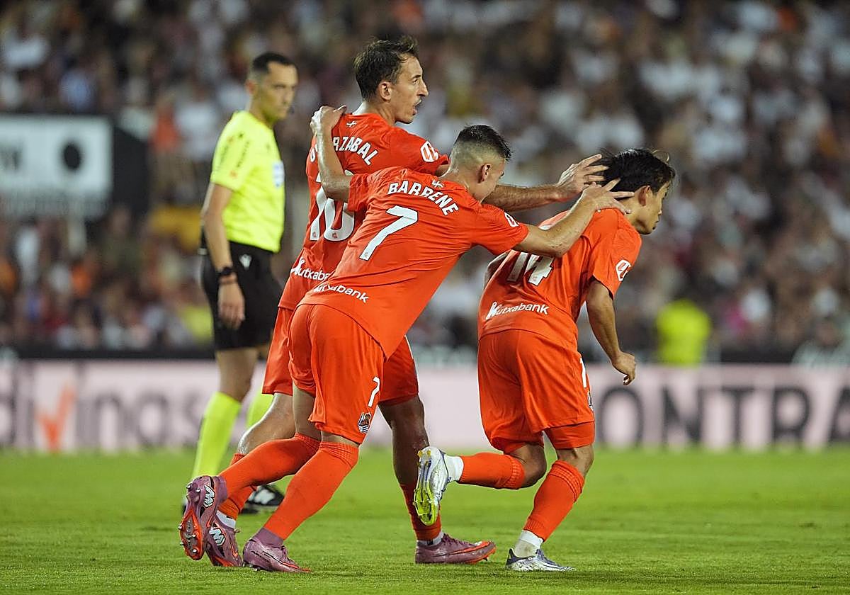 Barrene y Barrene felicitan a Kubo tras su gol