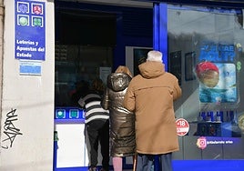 Venta de lotería en una administración.