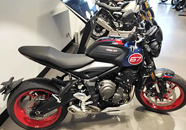 Motocicleta Triumph expuesta en un concesionario.