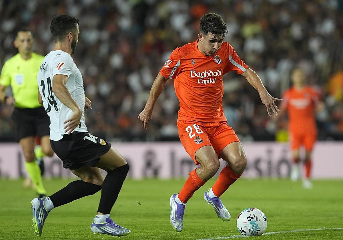 Marín controla un balón ante la defensa ché.