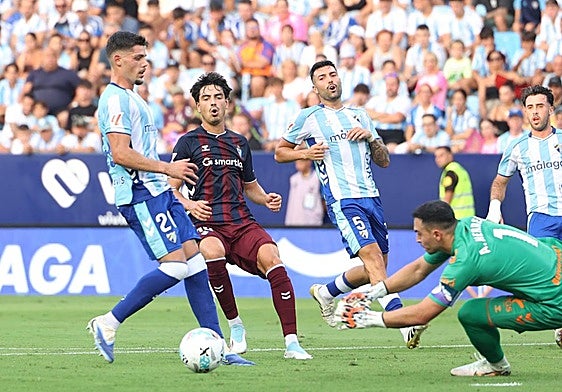 Herrero se lanza a por envío largo que no pudoalcanzar el mediapunta armeroJon Guruzeta.