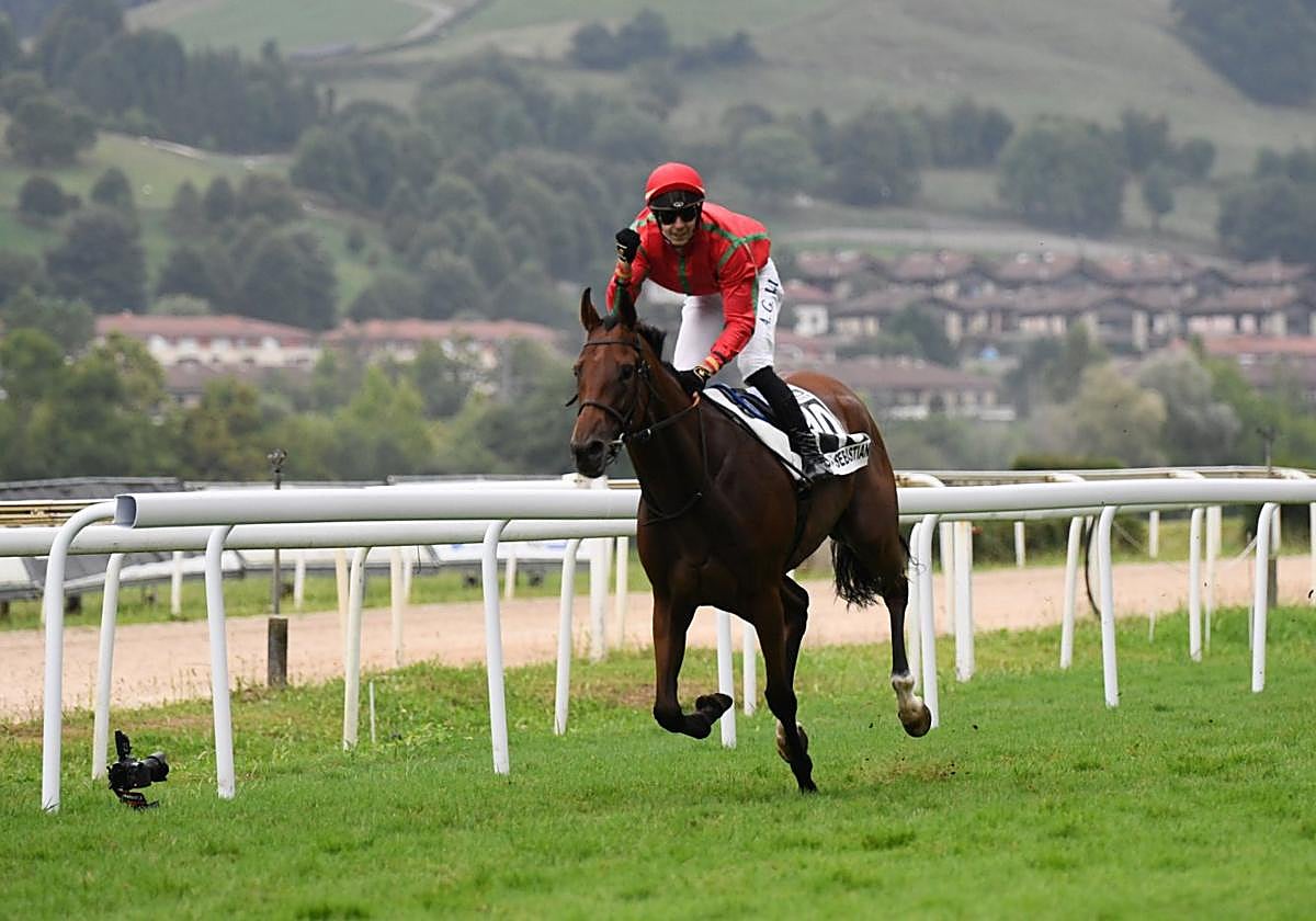El jockey de 'See the Dream', Alejandro Gutiérrez, celebra el triunfo tras pasar el espejo de meta.