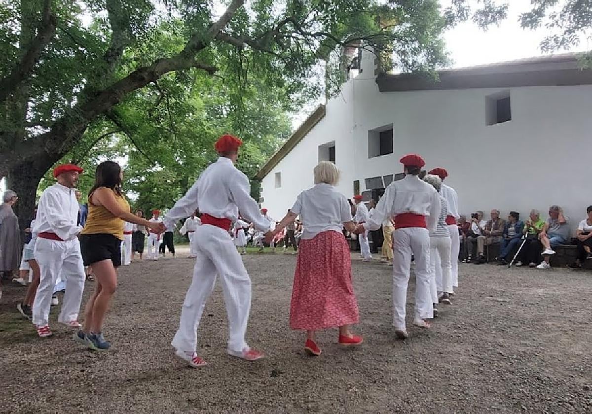 Dantzaris bailando con la música del txistu en la explanada que se encuentra justo delante de la ermita de Santiagomendi.