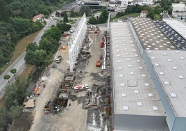 Vista áerea del solar contiguo a la sede central de Fagor Arrasate al inicio de las obras de construcción del nuevo edificio industrial.