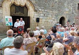 Alkate txapelaundi. Xabier Txapartegi recibió su txapela de Koldo Susperregi entre aplausos.