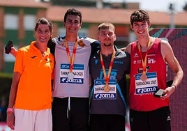 Eneko Larrea, con la plata, junto a la campeona olímpica Ruth Beitia, que repartió las medallas del Campeonato de España.