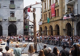 Herri kirol jaialdia. Herriko plaza bete egin zen aizkolari eta harrijasotzaileen erakustaldian.