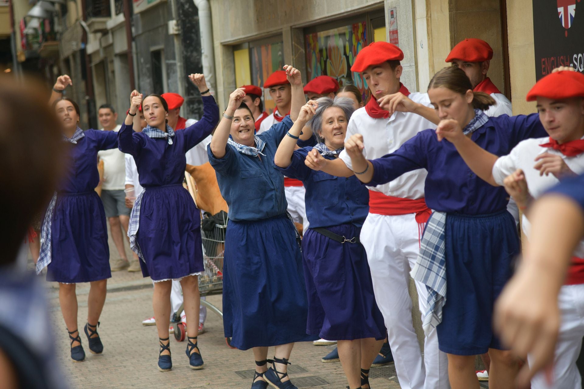 Jorrai Dantza y txistularis en las fiestas de San Roke
