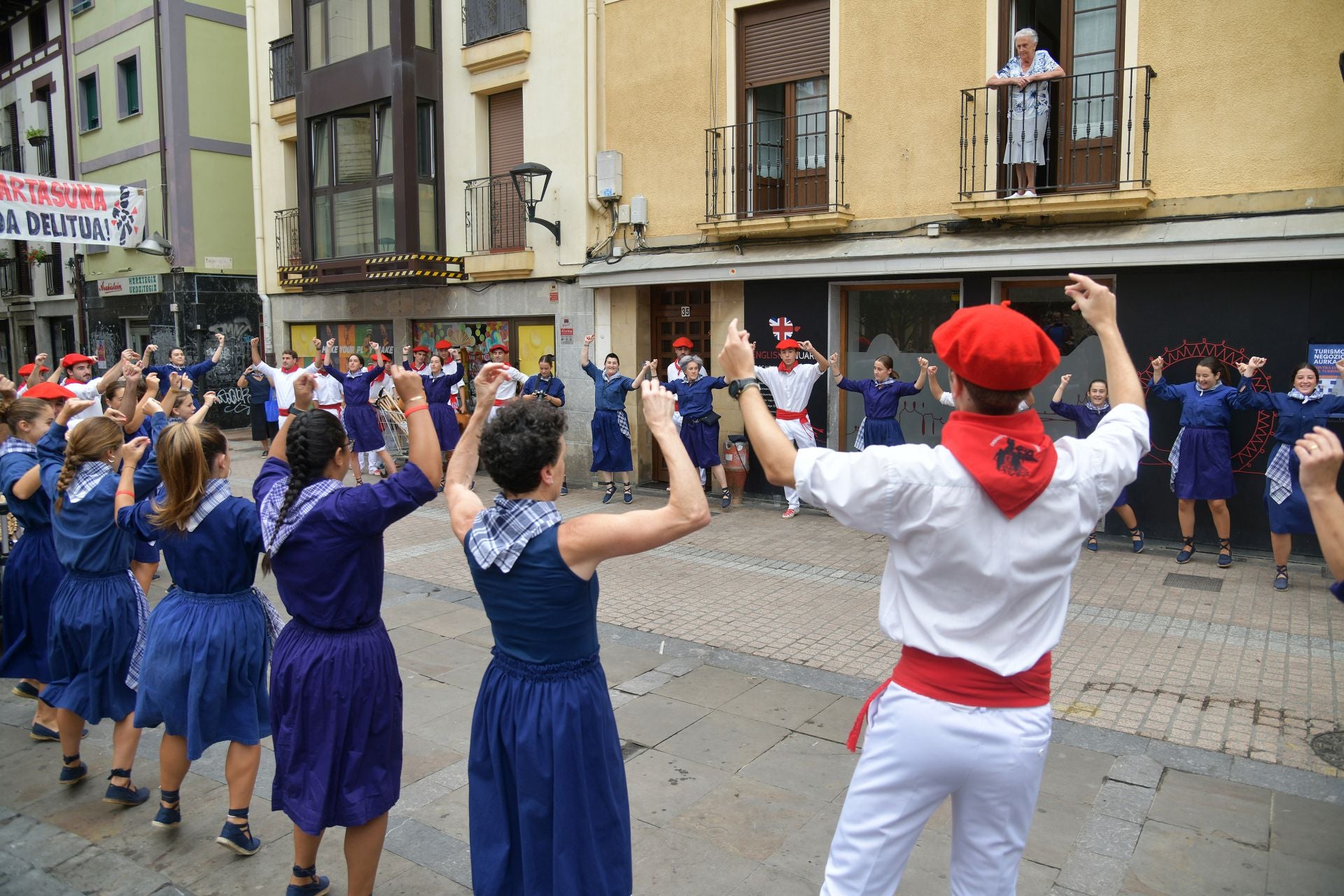 Jorrai Dantza y txistularis en las fiestas de San Roke