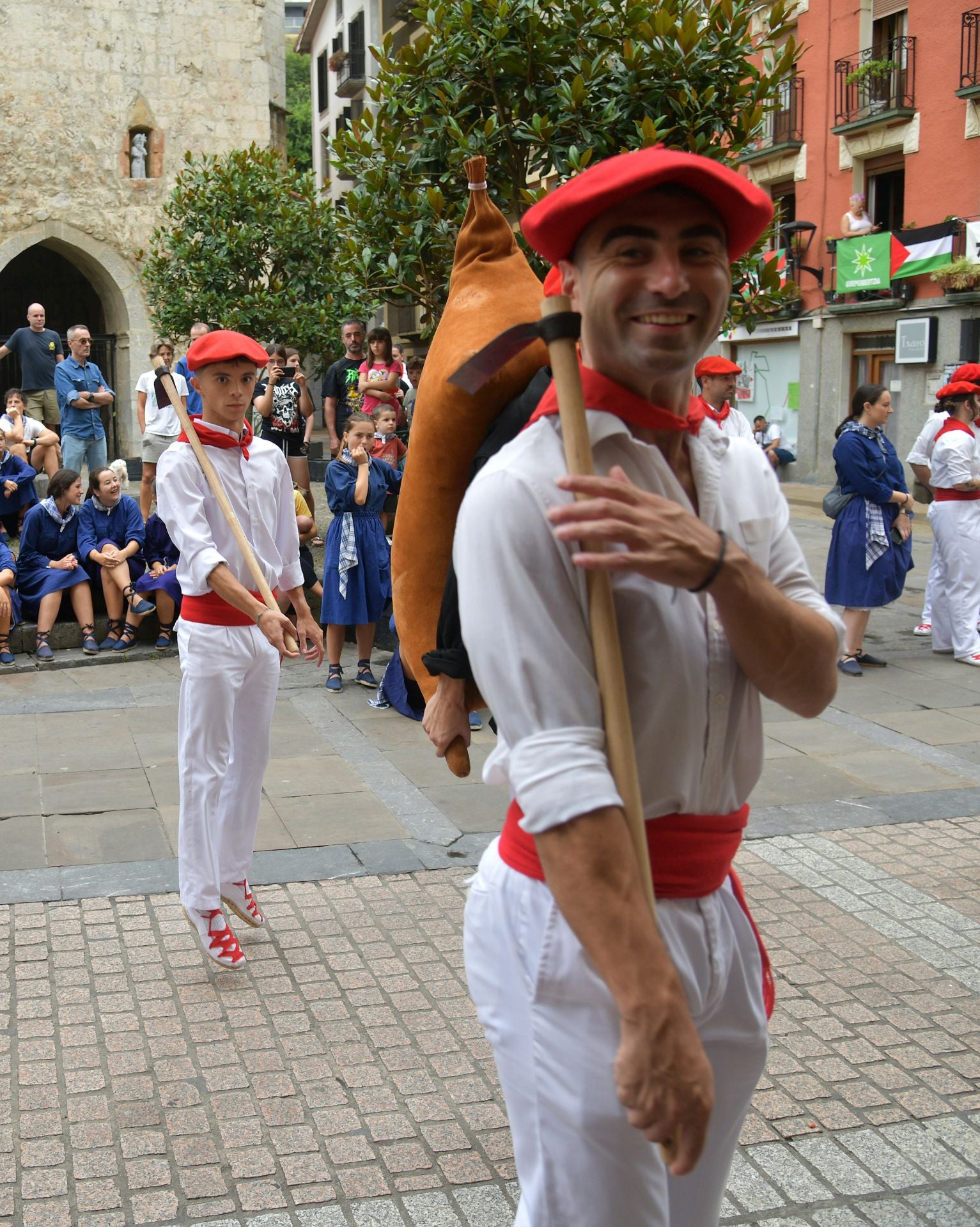 Jorrai Dantza y txistularis en las fiestas de San Roke