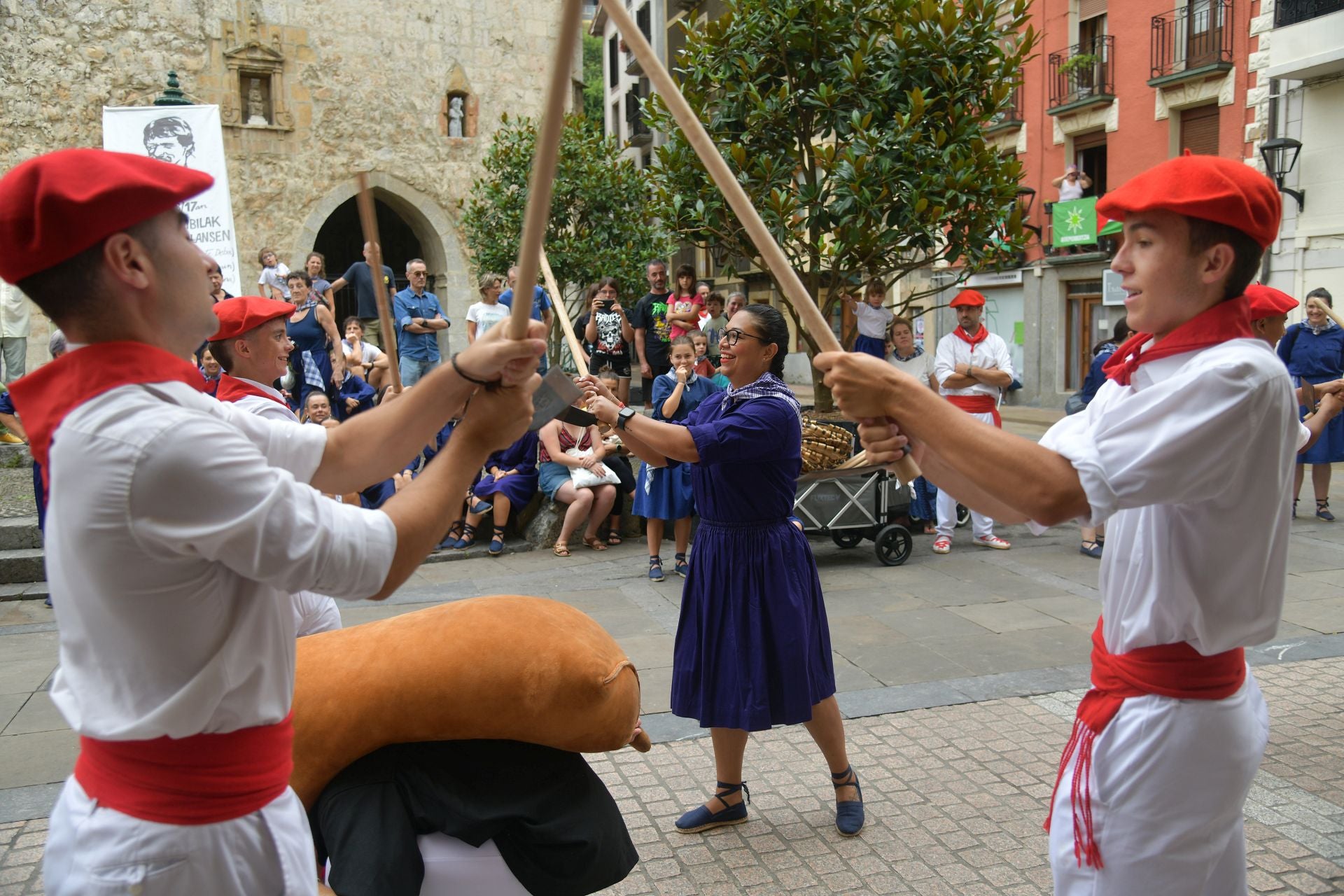 Jorrai Dantza y txistularis en las fiestas de San Roke