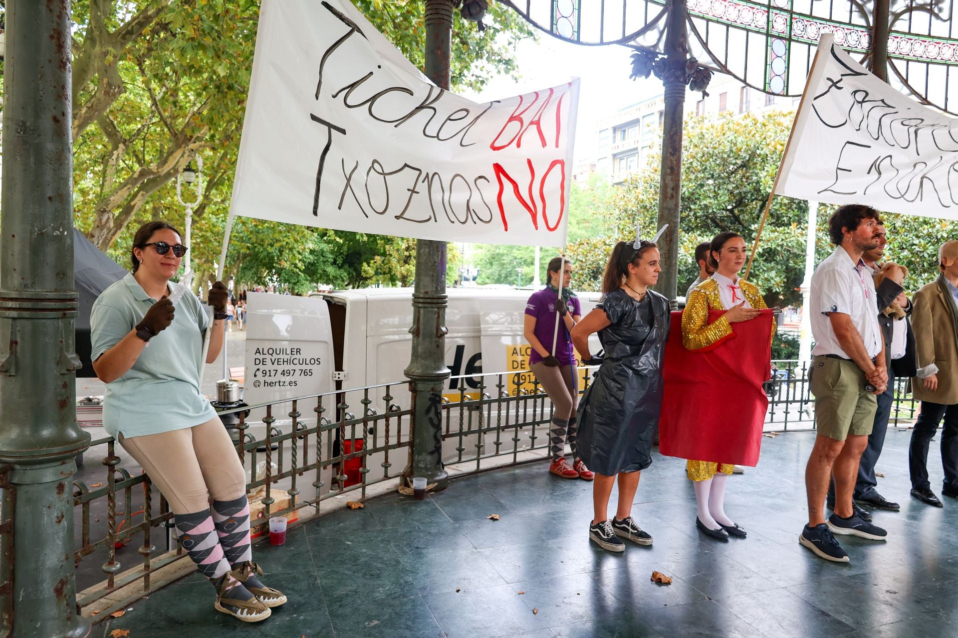 Irrikitaldia: risas y elegancia en el desfile paródico de Piratak