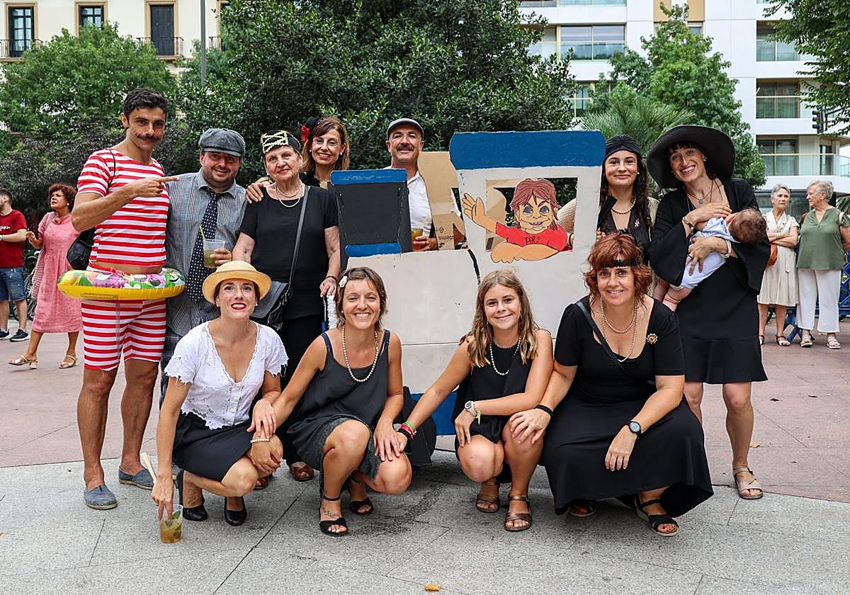 Irrikitaldia: risas y elegancia en el desfile paródico de Piratak