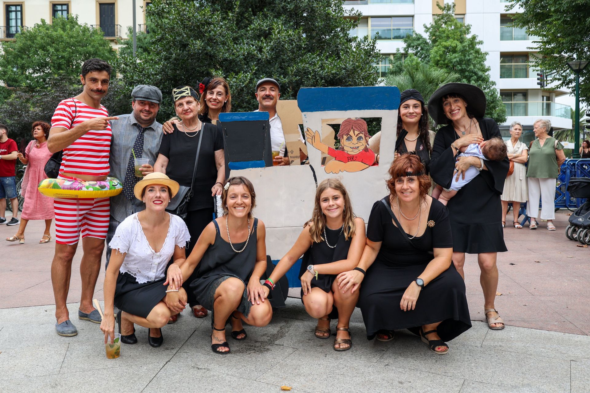 Irrikitaldia: risas y elegancia en el desfile paródico de Piratak