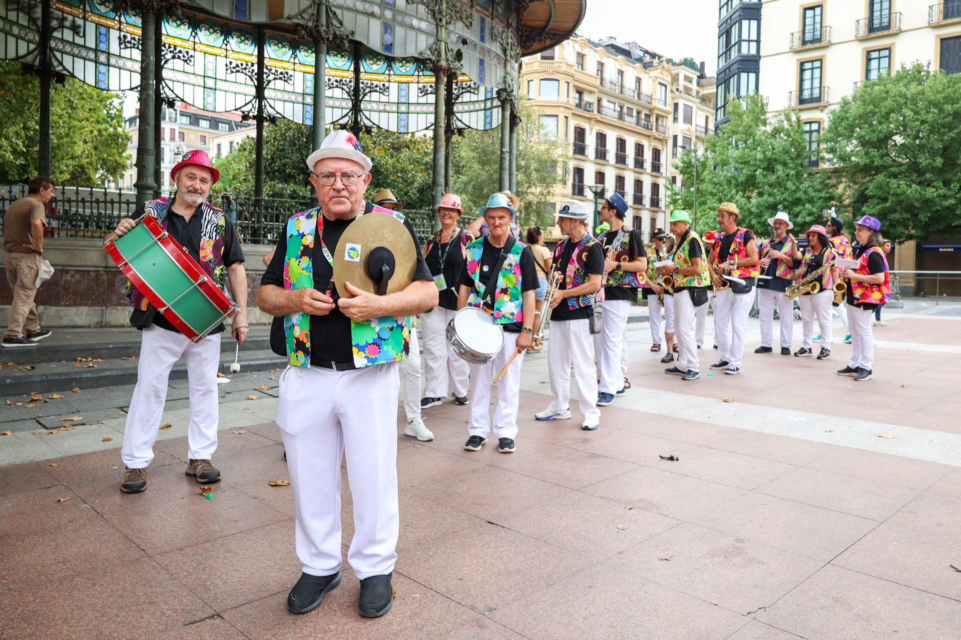Irrikitaldia: risas y elegancia en el desfile paródico de Piratak