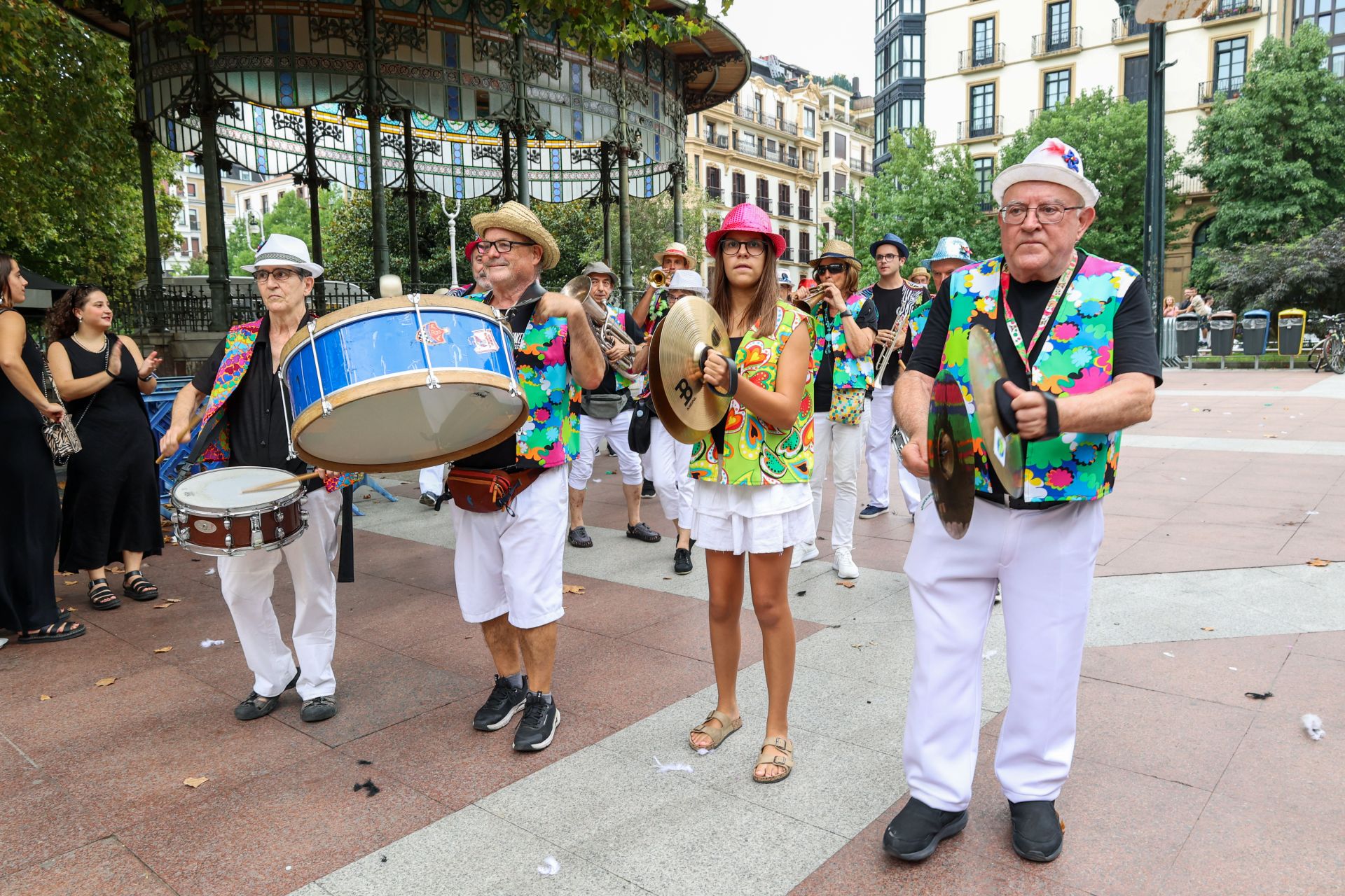 Irrikitaldia: risas y elegancia en el desfile paródico de Piratak
